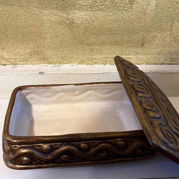 Ceramic trinket/jewelry box with matching lid - Picture 8 of 9